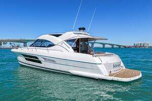 2016 Riviera 5000 Sport Yacht thumbnail 8