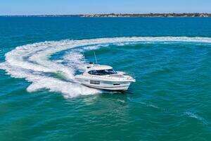 2016 Riviera 5000 Sport Yacht thumbnail 34