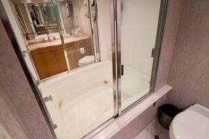 KRISTIN LEE 75’ - Lower Deck Master Ensuite