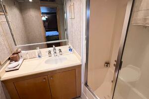 KRISTIN LEE 75’ - Lower Deck VIP Guest Ensuite