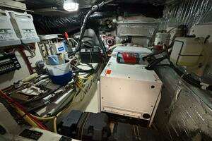 2005 Cruisers Yachts 455 Express Motor Yacht thumbnail 31