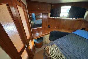 2005 Cruisers Yachts 455 Express Motor Yacht thumbnail 21