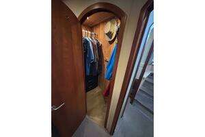 2005 Cruisers Yachts 455 Express Motor Yacht thumbnail 19