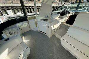 2005 Cruisers Yachts 455 Express Motor Yacht thumbnail 5