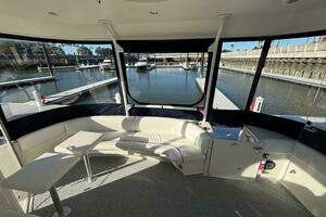 2005 Cruisers Yachts 455 Express Motor Yacht thumbnail 6
