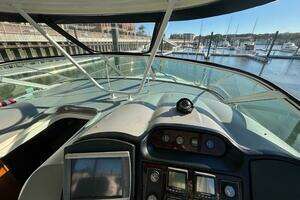 2005 Cruisers Yachts 455 Express Motor Yacht thumbnail 8
