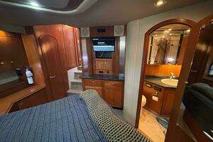 2005 Cruisers Yachts 455 Express Motor Yacht thumbnail 22