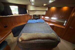 2005 Cruisers Yachts 455 Express Motor Yacht thumbnail 24