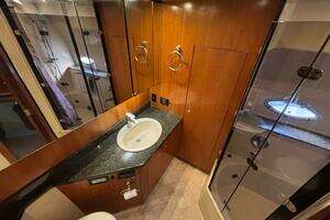 2005 Cruisers Yachts 455 Express Motor Yacht thumbnail 25