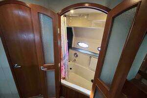 2005 Cruisers Yachts 455 Express Motor Yacht thumbnail 28
