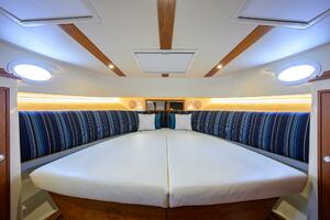 Hinckley 40X Renie Vie-Daybed Forward