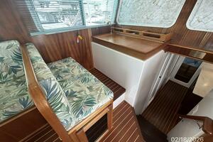 37' Great Harbour salon port forward