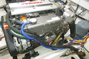 37' Great Harbour port main engine2