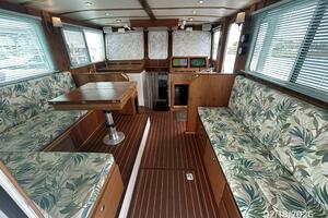 37' Great Harbour salon forward