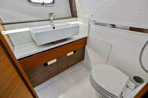 2019 Tiara Yachts 38 LS thumbnail 18