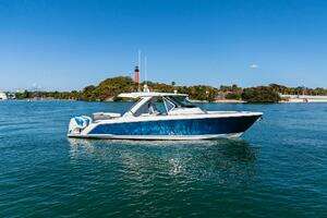 2019 Tiara Yachts 38 LS thumbnail 1