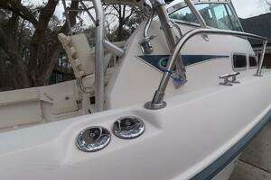 2001 Grady-White Gulfstream 232 thumbnail 9