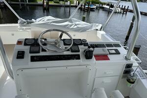 2005 Luhrs 38 Convertible thumbnail 8