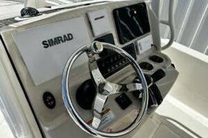 2023 Boston Whaler 250 Dauntless thumbnail 9