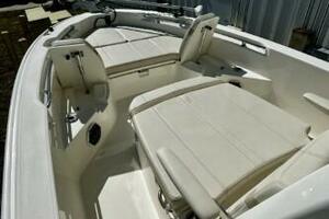 2023 Boston Whaler 250 Dauntless thumbnail 13