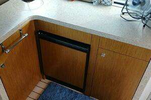 2014 Cruisers Yachts thumbnail 12