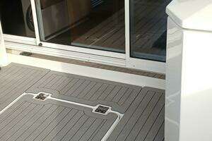 2014 Cruisers Yachts thumbnail 20