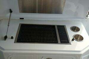 2014 Cruisers Yachts thumbnail 27