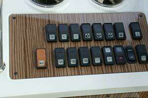 2014 Cruisers Yachts thumbnail 3