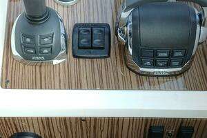 2014 Cruisers Yachts thumbnail 26