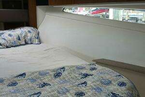 2014 Cruisers Yachts thumbnail 22