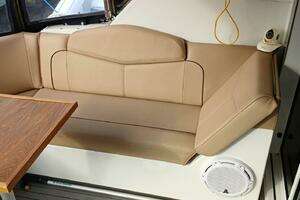 2014 Cruisers Yachts thumbnail 6