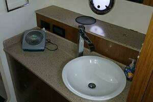 2014 Cruisers Yachts thumbnail 25