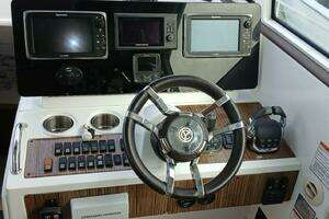 2014 Cruisers Yachts thumbnail 2