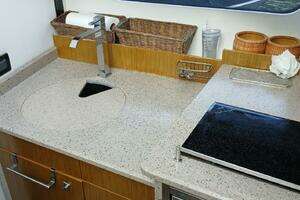 2014 Cruisers Yachts thumbnail 18