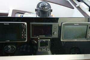 2014 Cruisers Yachts thumbnail 7
