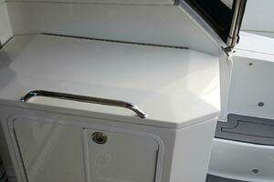 2014 Cruisers Yachts thumbnail 21