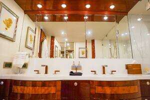 2004 Lazzara Yachts 80 SL thumbnail 44