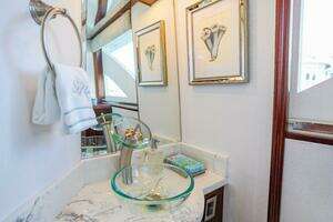 2004 Lazzara Yachts 80 SL thumbnail 36