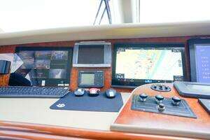 2004 Lazzara Yachts 80 SL thumbnail 62