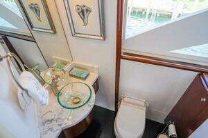 2004 Lazzara Yachts 80 SL thumbnail 34