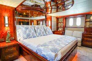 2004 Lazzara Yachts 80 SL thumbnail 40