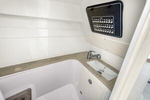 32ft Boston Whaler Yacht For Sale