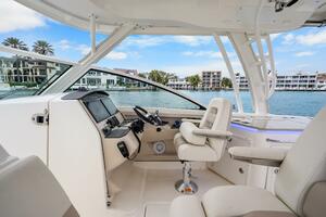 32ft Boston Whaler Yacht For Sale