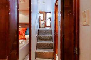 2005 Hatteras 50 Convertible thumbnail 38