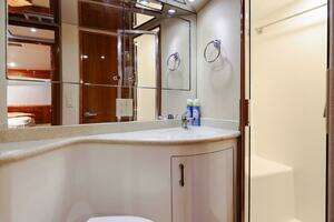 2005 Hatteras 50 Convertible thumbnail 30