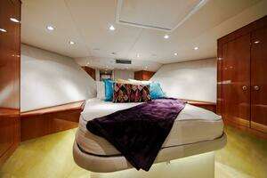 2005 Hatteras 50 Convertible thumbnail 39