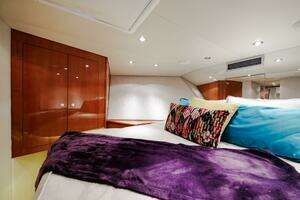 2005 Hatteras 50 Convertible thumbnail 40