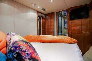 2005 Hatteras 50 Convertible thumbnail 34