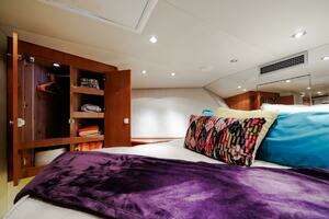 2005 Hatteras 50 Convertible thumbnail 41