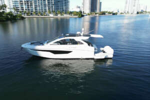 2021 Cruisers Yachts thumbnail 1